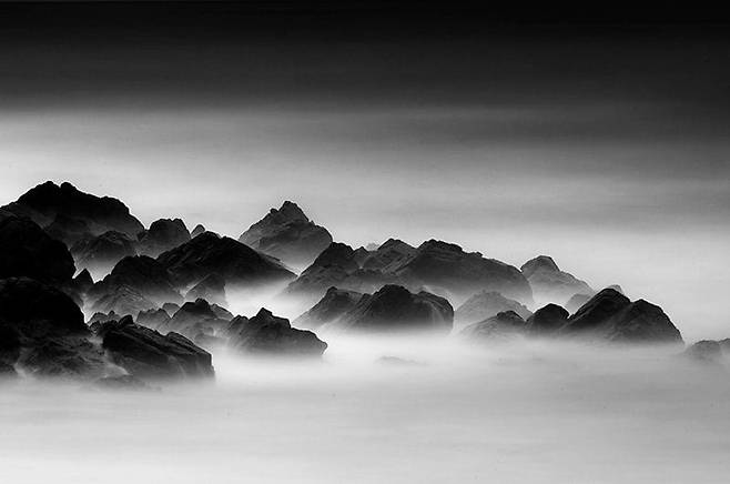 Wave_East Sea #04, 2017 영덕 강구 , 바닷가에 파도가 치는 바다를 장노출로 운무처럼 보이게 해서 바위는 산으로, 바닷물은 운해처럼 보이게 했다. / 사진가 주기중