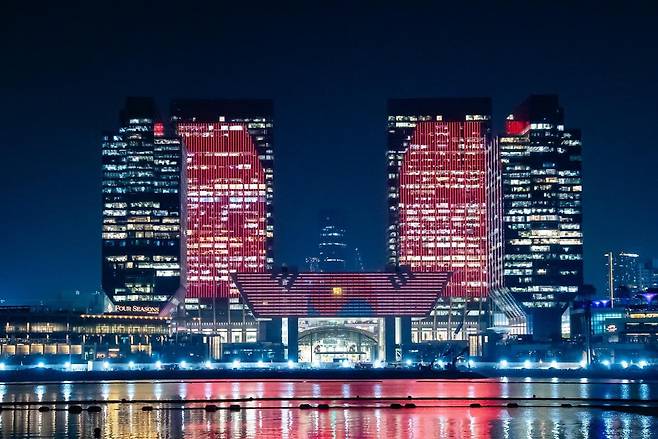 17일(현지시간) 아랍에미리트(UAE) 아부다비 글로벌 마켓(ADGM) 건물에 이재명 대통령 국민 방문에 대한 환영으로 태극기 조명이 점등되어 있다. /대통령실