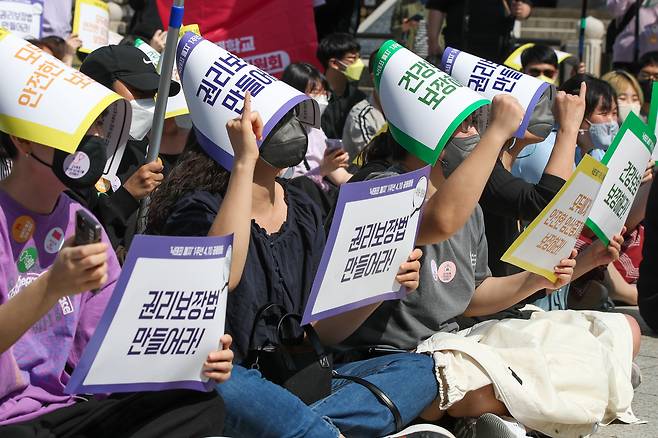 지난해 2022년 4월 10일 오후 서울 종로구 보신각 앞에서 열린 낙태죄 폐지 1년 4.10공동행동 '모두에게 안전한 임신중지가 보장될 때까지'에서 참가자들이 구호를 외치고 있다. 참가자들은 낙태죄가 공식적으로 법적 효력을 상실했음에도 정부와 국회가 관련 법과 제도를 만들지 않은 채 방치하고 있다고 했다. /뉴스1