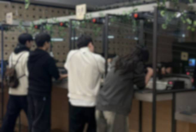 지난 13일 오후 서울의 한 사격체험장에서 손님들이 사격 체험을 하고 있다. /김수아 기자