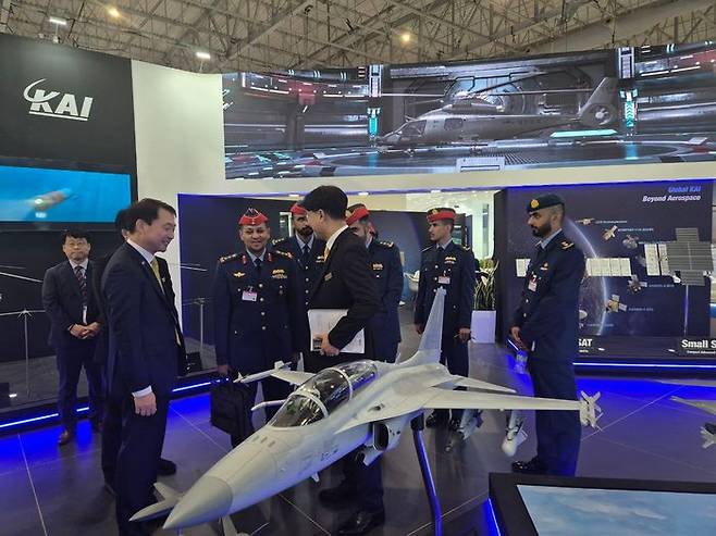 아랍에미리트(UAE) 공군 공동개발위원장이 한국항공우주산업(KAI)의 부스에 방문한 모습.ⓒKAI