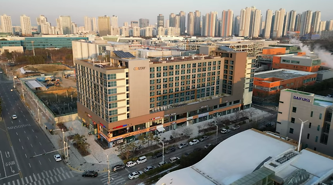 인천 송도신도시 기숙사 건물 전경.