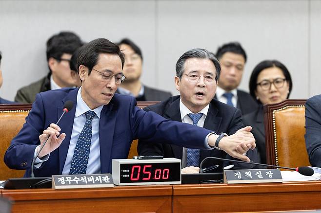 18일 서울 여의도 국회에서 열린 제429회국회(정기회) 운영위원회 제5차 전체회의에서 김용범 대통령실 정책실장이 김은혜 국민의힘 의원의 질의에 반발하자 우상호 정무수석이 이를 말리고 있다. 2025.11.18/뉴스1