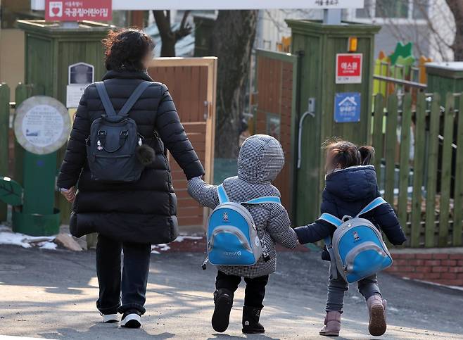11일 서울시내 한 어린이집에서 어린이들이 등원하고 있다. 2025.2.11. 뉴스1