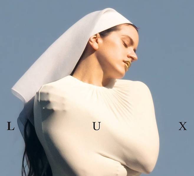 로살리아의 네 번째 정규 앨범 ‘LUX’의 표지 사진. 사진 출처 @rosalia.vt