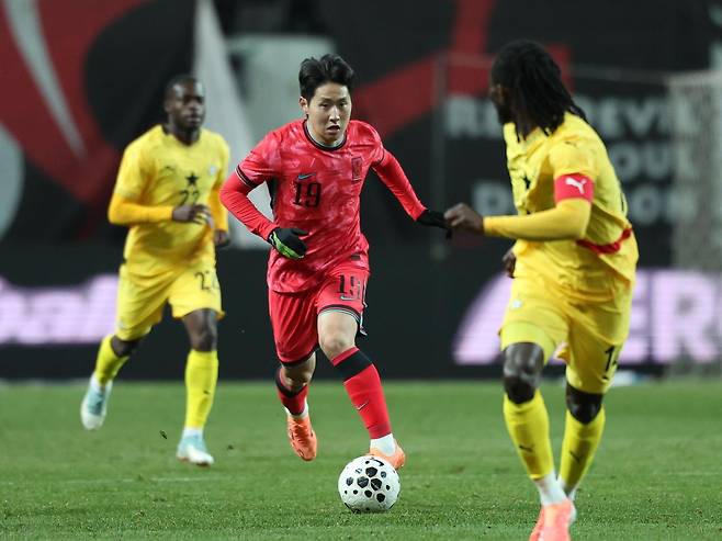 가나와의 안방 평가전에서 드리블 돌파를 하고 있는 한국 축구 국가대표팀 미드필더 이강인(가운데). 뉴스1.