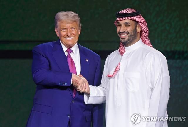 지난 5월 사우디 방문해 빈 살만 왕세자와 악수하는 트럼프. EPA 연합뉴스 자료사진