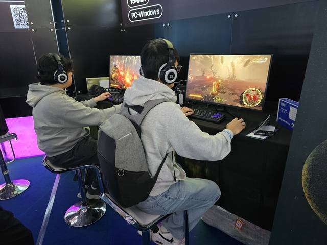 지스타 2025의 유니티 월드에서 관람객들이 '더 플래나타리안'을 플레이하고 있다. 김영욱 기자