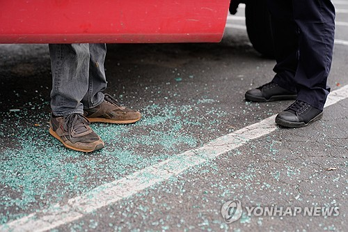 이민 단속 과정에서 깨진 차 유리창 파편. [AP=연합뉴스]