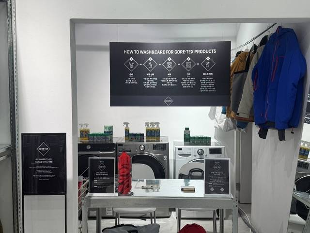 서울 성수동에서 지난 3일부터 13일까지 열린 '고어텍스 브랜드 따뜻함 연구소' 팝업스토어 내 '지속가능 연구소'에서 올바른 고어텍스 보온 재킷 세탁관리방법이 소개되고 있다. [고어코리아 제공]
