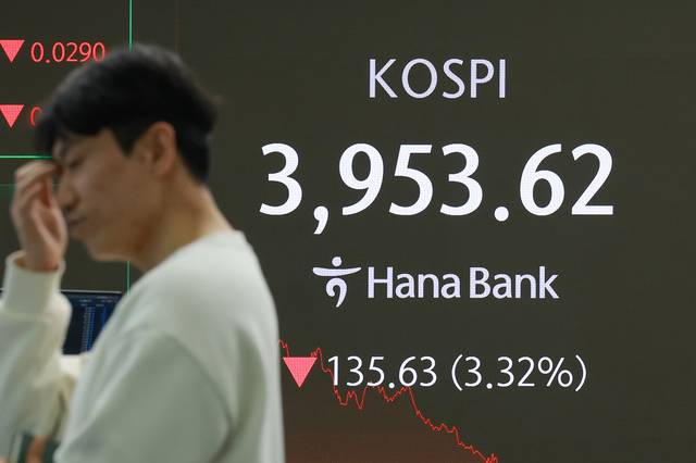 서울 중구 하나은행 본점 딜링룸에서 딜러가 업무를 보고 있다. [연합뉴스]