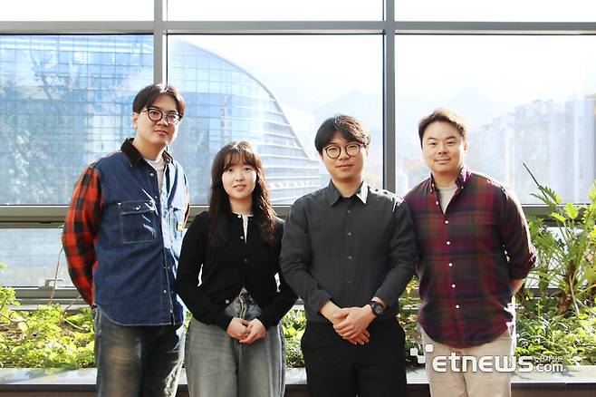 (왼쪽부터) 유재석 교수, 성효진·· 정진환 박사과정생, 현정호 교수