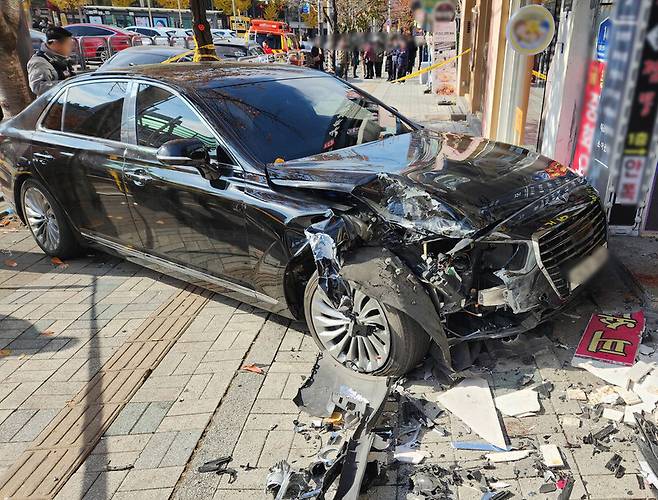 18일 낮 인천 부평구 십정동 한 공영주차장에서 70대 남성 ㄱ씨가 운전하던 차량이 인도로 돌진해 30대 여성과 2살 딸이 크게 다쳤다. 사진은 사고 현장 모습. 인천소방본부 제공