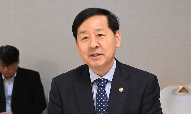 구윤철 부총리 겸 기획재정부 장관이 18일 서울 종로구 정부서울청사에서 열린 ‘주요 수출기업간담회\\\'에서 모두발언을 하고 있다. 기재부 제공