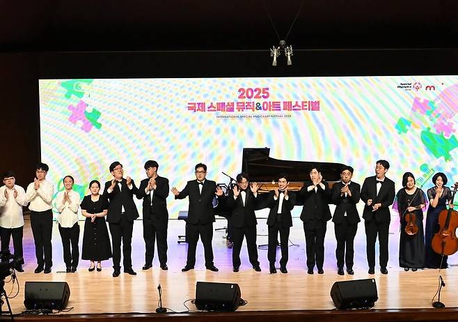 발달장애인 아티스트들이 2025년 8월 서울대학교 예술관 콘서트홀에서 열린 ‘국제스페셜뮤직앤드아트페스티벌’에서 관객에게 인사하고 있다. 스페셜올림픽코리아는 음악·예술 행사인 이 행사를 주최하기 위해 수년간 문화체육관광부로부터 국민체육진흥기금을 지원받았다. 스페셜올림픽코리아 사회관계망서비스(SNS) 갈무리