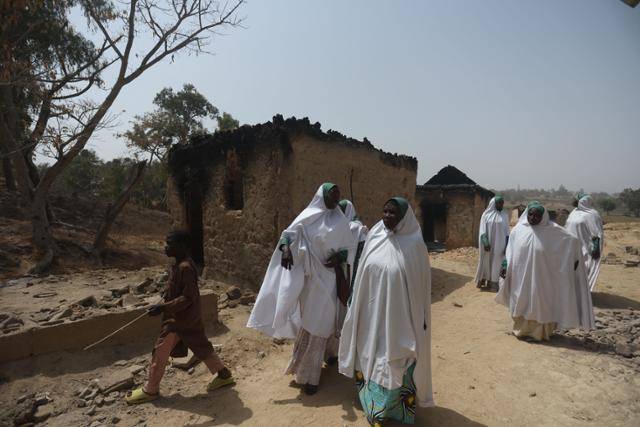 나이지리아 플래토주에서 수 주간 이어진 종족 간 폭력과 소요 사태가 종료된 2024년 2월 불에 탄 집터 옆을 여성들이 지나가고 있다. 플래토주(나이지리아)=AFP 연합뉴스