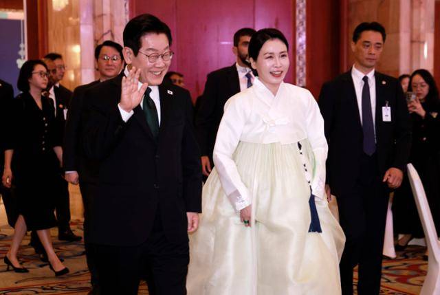 남아공 G20 정상회의 참석차 아랍에미리트(UAE)를 국빈 방문한 이재명 대통령과 김혜경 여사가 17일(현지시간) 아부다비의 한 호텔에서 열린 동포 만찬 간담회에 입장하고 있다. 아부다비=뉴시스