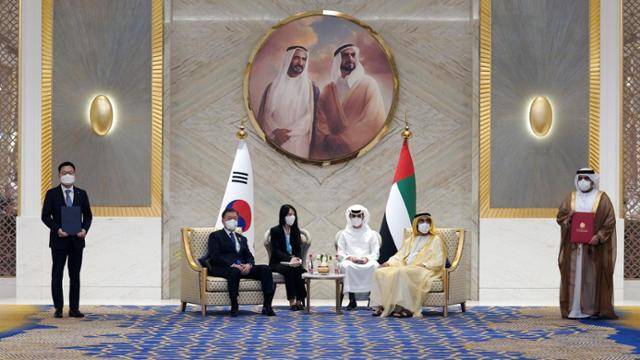 2022년 1월 16일 문재인 대통령과 무함마드 빈 라시드 알막툼 UAE 총리 겸 두바이 군주가 참석한 가운데 양국이 천궁2 수출 관련 사업계약서를 교환했다. 한국일보 자료사진