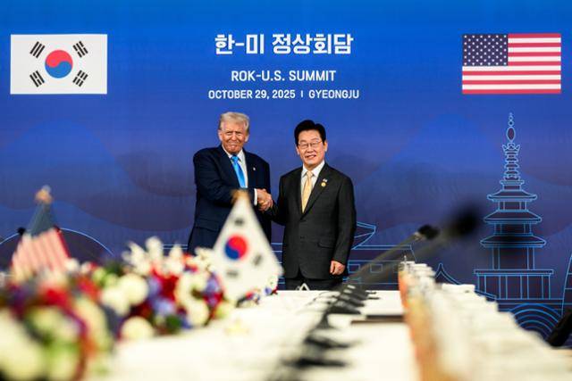 이재명 대통령과 도널드 트럼프 미국 대통령이 지난달 29일 한미정상회담 장소인 국립경주박물관에서 만나 악수하고 있다. 백악관 제공