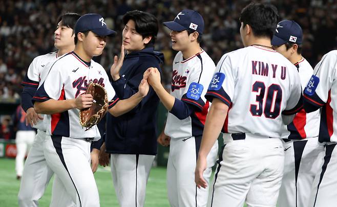 <yonhap photo-3535=""> 정우주, 1회 깔끔한 삼자범퇴 (도쿄=연합뉴스) 이동해 기자 = 16일 일본 도쿄돔에서 열린 2025 K베이스볼 시리즈 대한민국과 일본의 평가전. 1회초 대한민국 선발투수 정우주가 삼자범퇴로 깔끔하게 이닝을 마무리 지은 뒤 더그아웃으로 향하고 있다. 2025.11.16 eastsea@yna.co.kr/2025-11-16 19:20:51/ <저작권자 ⓒ 1980-2025 ㈜연합뉴스. 무단 전재 재배포 금지, AI 학습 및 활용 금지></yonhap>