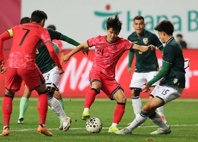 침착하게 (대전=연합뉴스) 서명곤 기자 = 14일 대전월드컵경기장에서 열린 남자축구 국가대표 A매치 평가전 대한민국과 볼리비아의 경기. 김진규가 가브리엘 비야밀과 볼다툼을 벌이고 있다. 2025.11.14 seephoto@yna.co.kr/2025-11-14 20:52:18/ <저작권자 ⓒ 1980-2025 ㈜연합뉴스. 무단 전재 재배포 금지, AI 학습 및 활용 금지>