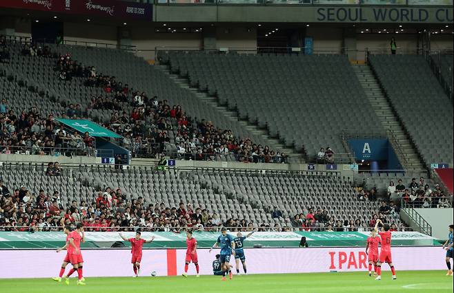 <yonhap photo-5519=""> 널널한 A대표팀 경기 (서울=연합뉴스) 이동해 기자 = 14일 서울 마포구 서울월드컵경기장에서 열린 한국과 파라과이 축구 대표팀의 친선경기. 경기가 진행 중인 가운데 관중석 곳곳이 비어있다. eastsea@yna.co.kr/2025-10-14 21:12:52/ <저작권자 ⓒ 1980-2025 ㈜연합뉴스. 무단 전재 재배포 금지, AI 학습 및 활용 금지></yonhap>