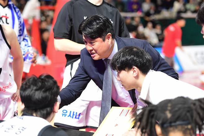 17일 열린 서울 SK와의 원정 경기에서 작전 지시를 내리는 문경은 감독. KBL 제공