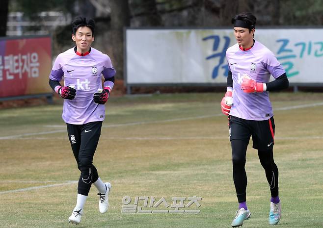 골키퍼 김승규와 송범근이 22일 오전 경기도 파주트레이닝센터(NFC)에서 진행한 대표팀 훈련에서 런닝으로 몸을 풀고 있다. 대표팀은 이날 오전 훈련 후 평가전이 열리는 울산으로 이동한다. 파주=김민규 기자 mgkim1@edaily.co.kr /2023.03.22/