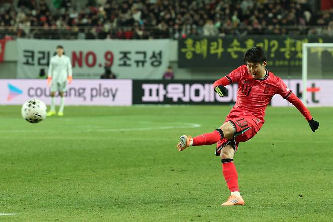 <yonhap photo-4406=""> 슛 날리는 이강인 (서울=연합뉴스) 신준희 기자 = 18일 서울 마포구 서울월드컵경기장에서 열린 남자축구 국가대표 A매치 평가전 대한민국과 가나의 경기에서 이강인이 슛을 하고 있다. 2025.11.18 hama@yna.co.kr/2025-11-18 21:22:00/ <저작권자 ⓒ 1980-2025 ㈜연합뉴스. 무단 전재 재배포 금지, AI 학습 및 활용 금지></yonhap>