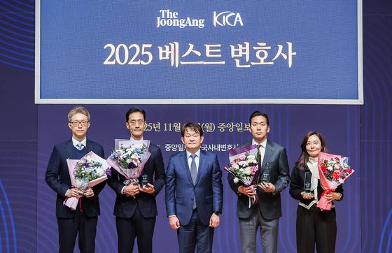 2025 중앙일보-한국사내변호사회 변호사 평가 시상식이 17일 서울 마포구 중앙일보에서 열렸다. 이날 박장희 중앙일보 대표이사(가운데)와 베스트 변호사 M&A,PE 분과 수상자들이 기념촬영을 하고 있다. 우상조 기자