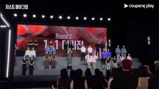 '저스트 메이크업'의 1대1 메이크업 대결에는 쌍둥이 모델이 등장해 화제가 됐다. 사진 쿠팡플레이