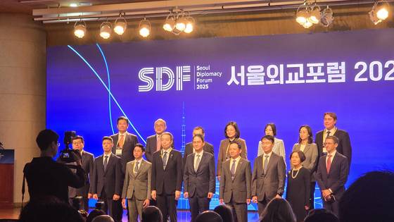 18일 서울 서초구 국립외교원에서 열린 '서울외교포럼'에서 참석자들이 기념 사진을 찍는 모습. 가운데 최형찬 국립외교원장을 중심으로 미즈시마 고이치 주한 일본 대사(왼쪽), 다이빙 주한 중국 대사(오른쪽)가 서있다. 다이 대사의 오른편은 이문희 국립외교원 외교안보연구소장. 박현주 기자.