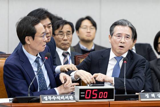 18일 서울 여의도 국회에서 열린 제429회국회(정기회) 운영위원회 제5차 전체회의에서 김용범 대통령실 정책실장이 김은혜 국민의힘 의원의 질의에 반발하자 우상호 정무수석이 이를 말리고 있다. 뉴스1