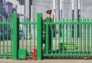 중국 베이징 주중일본대사관 앞에서 지난 14일 경비요원이 보초를 서고 있다.  AFP연합뉴스