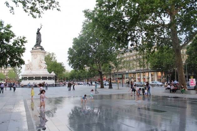 파리 리퍼블리크 광장(Place de la République)앞에 바닥 분수 등이 있어 어린아이를 포함한 모든 세대의 시민 휴식 및 연대 공간이 된다.
