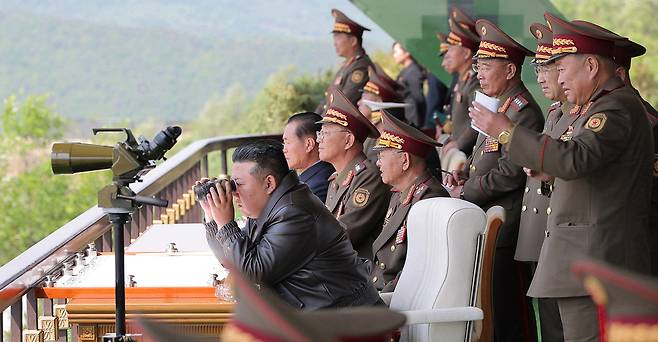 김정은 북한 국무위원장이 지난 5월 13일 인민군 훈련일군(간부)대회 강습체계 안에서 진행되는 병종별 전술종합훈련을 참관하고 있다. 조선중앙통신·연합뉴스