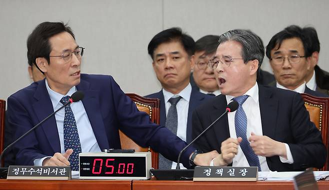 김용범 대통령실 정책실장이 18일 국회 운영위원회 전체회의에서 김은혜 국민의힘 의원과 언쟁하자 우상호 대통령실 정부수석비서관이 김 실장을 제지하고 있다. 연합뉴스