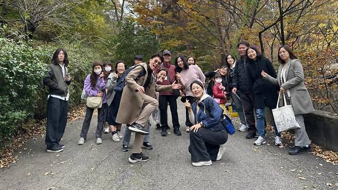 Mentor Kim Min-sik, a TV producer (center), poses for a commemorative photo with Reading Korea Book Club participants during the “Literary Trail Tour,” a mentor lecture event held in November. / Provided by the Publication Industry Promotion Agency of Korea
