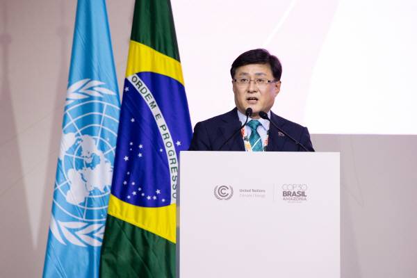 김성환 기후에너지환경부 장관이 현지시간 17일 브라질 벨렝에서 열리고 있는 제30차 유엔기후변화협약당사국총회(COP30)에 참석해 2035 NDC 목표에 대해 고위급 국가발언을 하고 있다. 기후부 제공