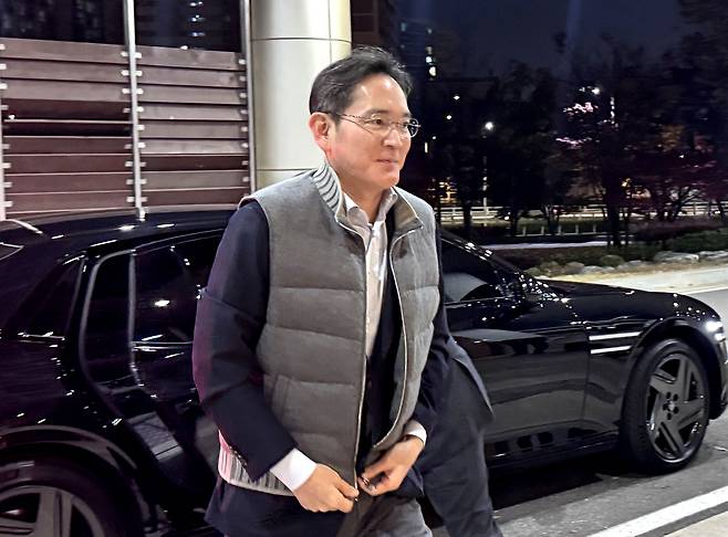 Samsung Electronics Executive Chairman Lee Jae-yong is seen entering the Seoul Gimpo Business Aviation Center in Gangseo District, western Seoul, to depart for the United Arab Emirates on Nov. 17. [YONHAP]