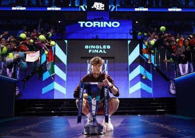 얀니크 신네르가 17일(한국시간) 이탈리아 토리노에서 열린 니토 남자프로테니스(ATP) 투어 파이널스 단식 시상식에서 우승 트로피를 든 채 기념촬영을 하고 있다. 로이터연합뉴스