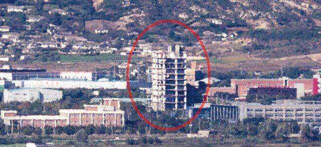 지난 10월 경기도 파주시에서 바라본 개성공단 종합지원센터(빨간 원) 건물 전경(위쪽 사진). 18일 촬영된 사진에선 건물 상단이 파괴돼 있다. 개성공단 종합지원센터는 우리 정부가 533억원을 들여 북한 개성공단 내에 2009년 12월 지은 건물로 15층 규모에 달한다. 국방정보본부에 따르면 북한은 지난해 12월부터 철거를 시작했고, 현재 11층까지 작업을 진행한 상태다. 연합뉴스