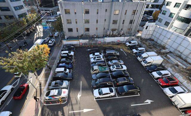 남욱 변호사가 소유한 서울 강남구 역삼동 유료주차장 부지에 18일 차들이 주차돼 있다. 대장동 개발비리 사건으로 지난달 1심에서 법정구속된 남 변호사는 올해 초 이 부지를 500억원의 매물로 내놨다. 뉴시스