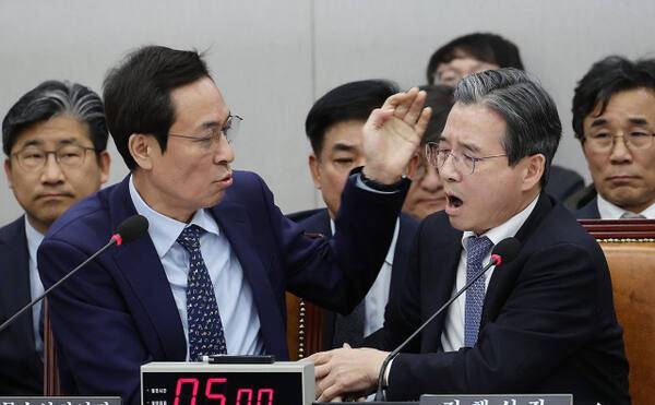 18일 서울 여의도 국회에서 열린 운영위원회 전체회의에서 김용범 대통령실 정책실장이 국민의힘 김은혜 의원의 질의에 답하는 도중 언쟁을 이어가자 우상호 대통령실 정무수석이 이를 제지하고 있다. 연합뉴스