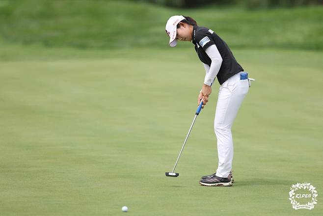 제로 토크 퍼터를 사용하는 황유민.  KLPGA