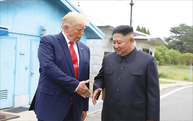 2026년은 미국과 북한의 정상회담 재개 가능성이 점쳐진다. 사진은 도널드 트럼프 미국 대통령과 북한 김정은 국무위원장이 2019년 6월 30일 오후 판문점 자유의 집에서 만나 악수하는 모습. (연합뉴스)
