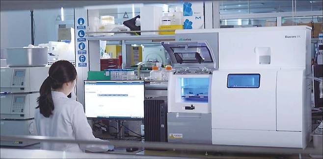 항체 결합 특성 분석 중인 에임드바이오 연구원. (에임드바이오 제공)