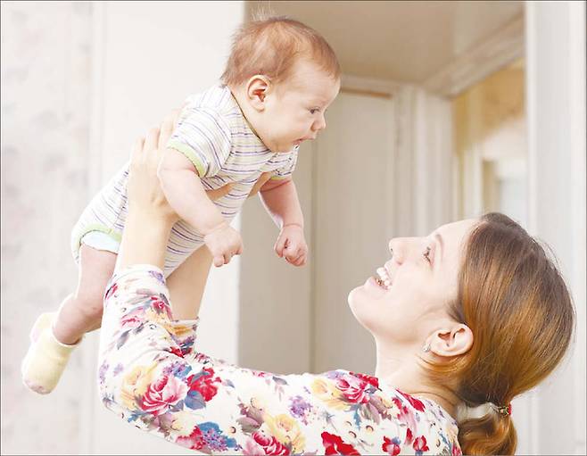 전 세계 엄마들은 아기에게 죄다 ‘누가 그랬어?’라고 물어본다. 처음에는 아무 반응 없던 아기가 어느 순간부터 웃는다. 자기 ‘순서’가 왔다는 것을 알게 된 것이다. 아기는 의사소통의 가장 근본적인 원칙을 이렇게 배운다. (게티이미지뱅크 제공)