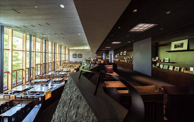 호시노야 가루이자와 호텔 공용 공간. (호시노리조트 제공)