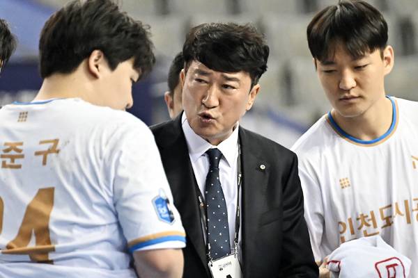 사진 선수들에게 작전을 지시하는 인천도시공사 장인익 감독(가운데), 사진 제공=한국핸드볼연맹